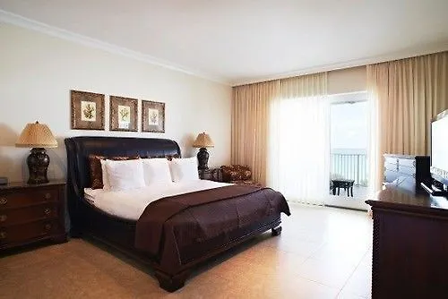 Caribbean Club Boutique Hotel, Grand Cayman Seven Mile Beach Отель
