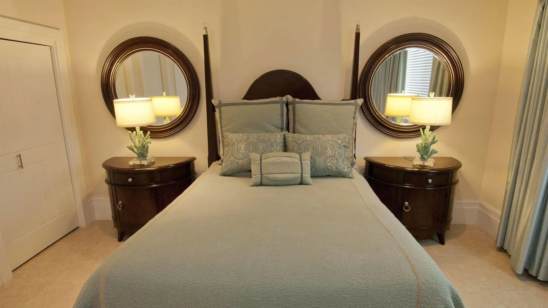 Caribbean Club Boutique Hotel, Grand Cayman Seven Mile Beach Отель